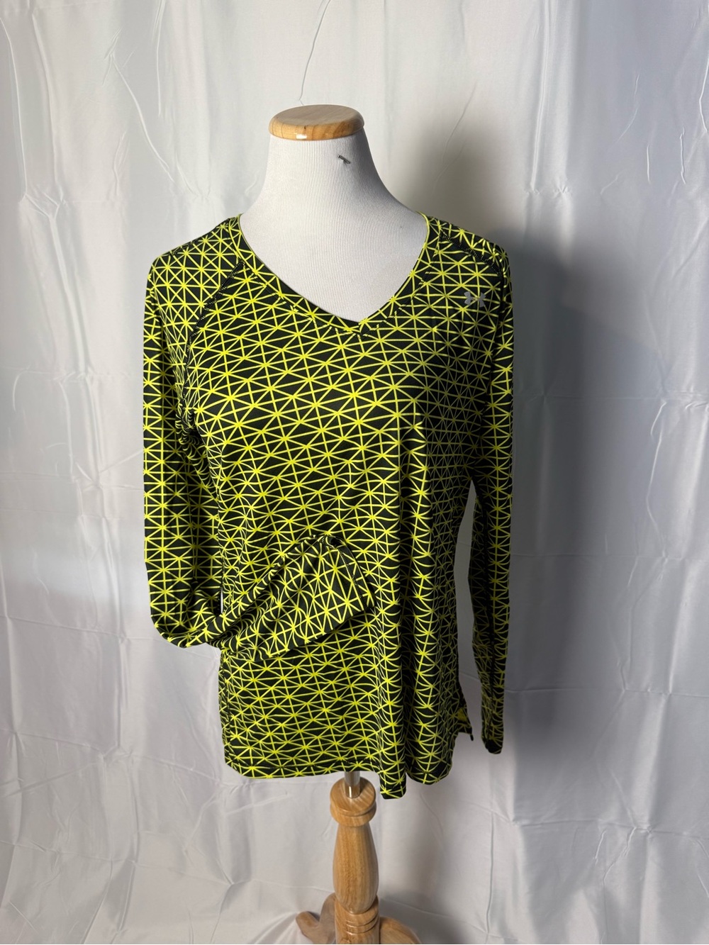 539-Under Armour Neon Yellow and Black Geometric V-Neck Long Sleeve Top